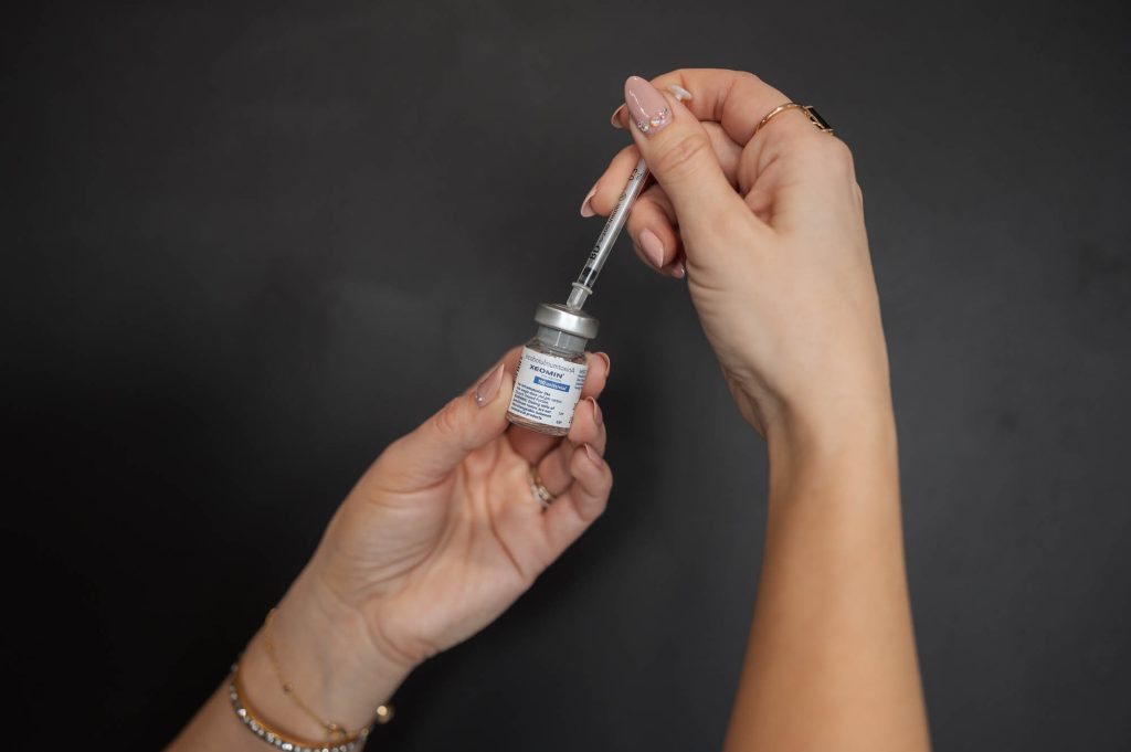 injector drawing Xeomin into syringe